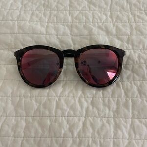 Le specs red lenses.   Excellent condition.   Hardly worn.